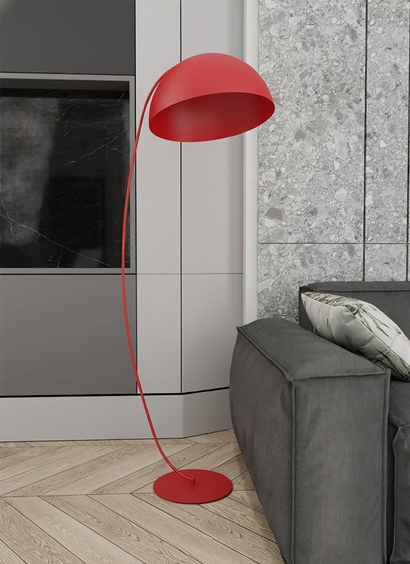 Lampa podłogowa ARCOS czerwona z łukową konstrukcją i półokrągłym kloszem, oświetlenie sofy w salonie.jpg
