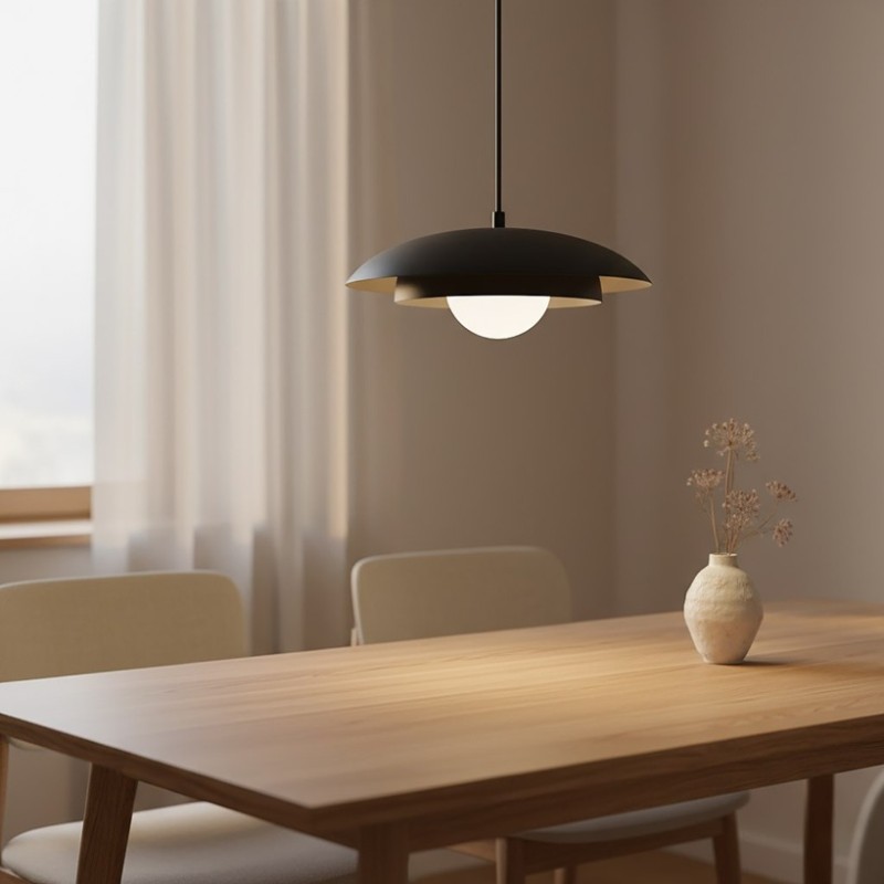 Skin 1 WH czarna, lampa wisząca, średnica 30cm nad okrągły stół w jadalni.jpg