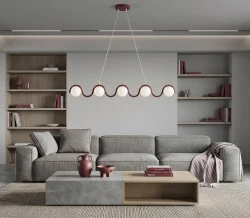designerska-lampa-wisząca-110-cm-do-salonu-Sinus-Burgundy-aranżacja.webp