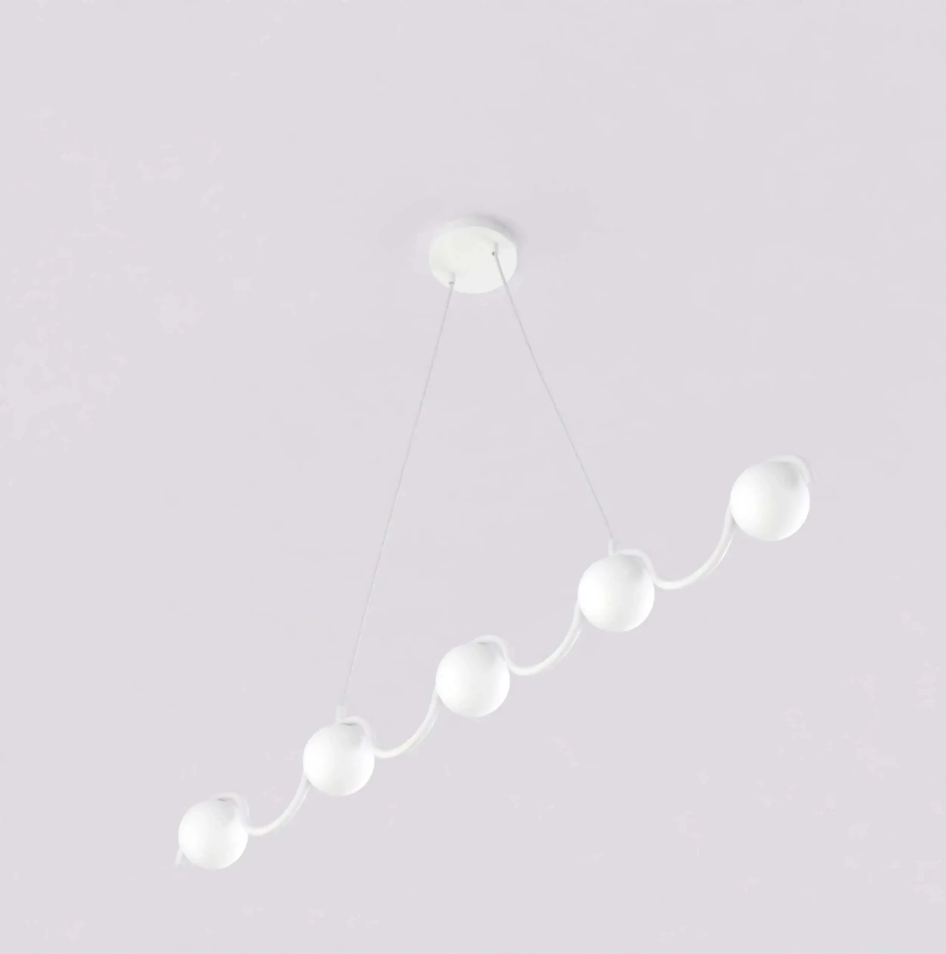 biała-lampa-nad-stół-do-jadalni-Sinus-White-falowana-konstrukcja.webp