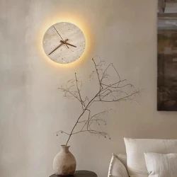 kinkiet-trawertyn-z-zegarem-w-salonie-nowoczesne-wnętrze-Natural.webp