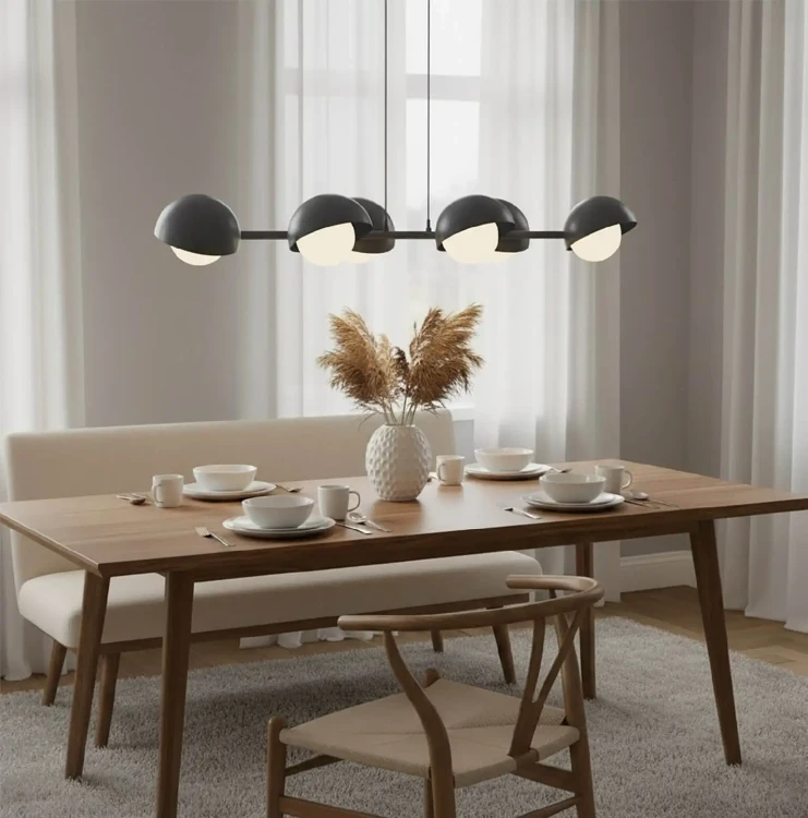 Czarna-lampa-wisząca-Boom-6-nad-podłużny-stolik-kawowy-w-salonie.webp