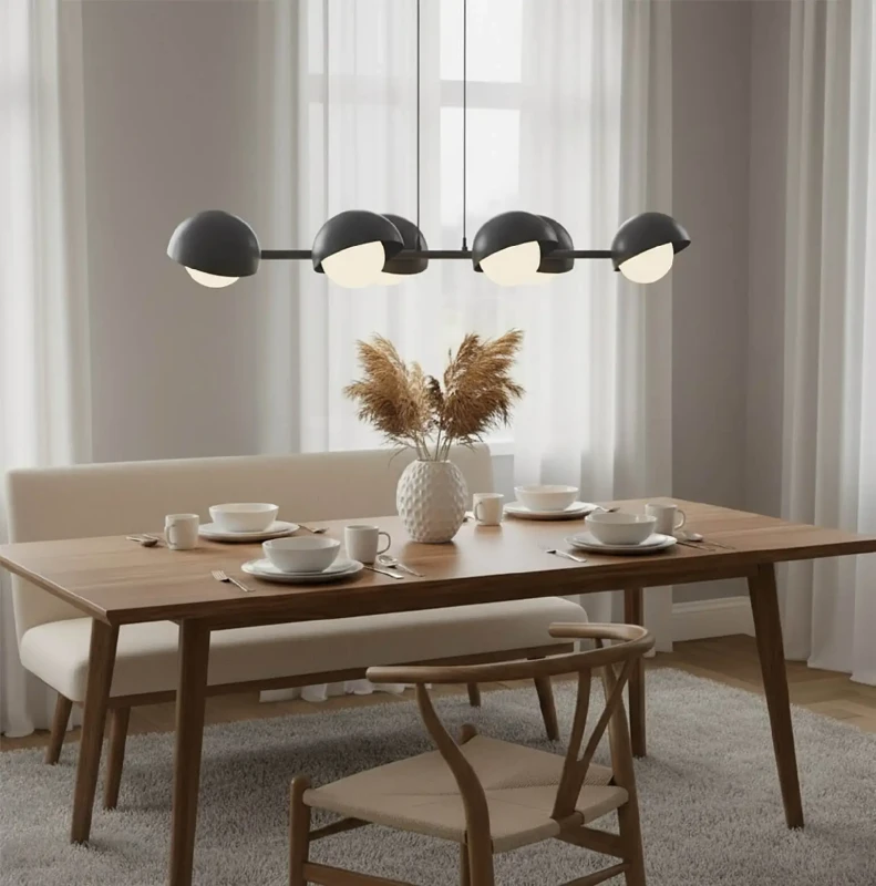 Czarna-lampa-wisząca-Boom-6-nad-podłużny-stolik-kawowy-w-salonie.webp