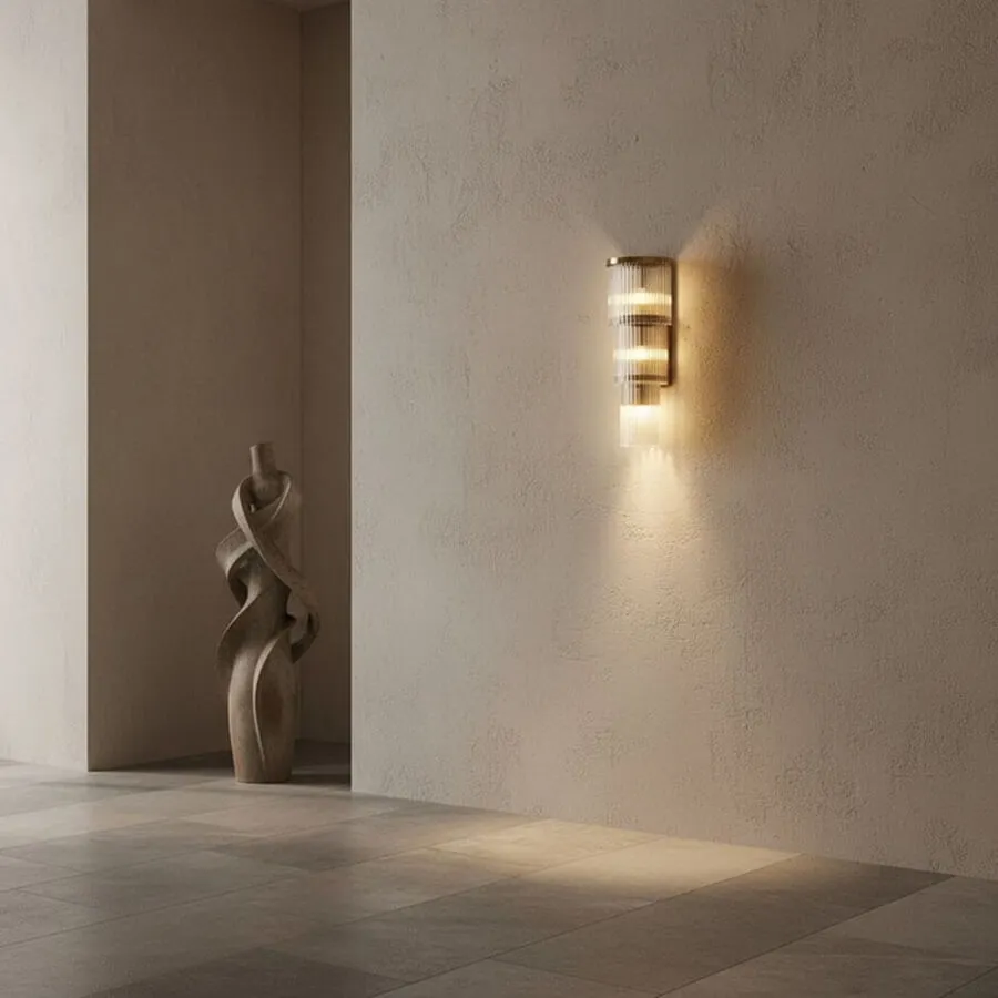 Lampa-ścienna_-kinkiet-kryształowy-trzy-kaskady-do-korytarza-Avens-Aurelia.webp