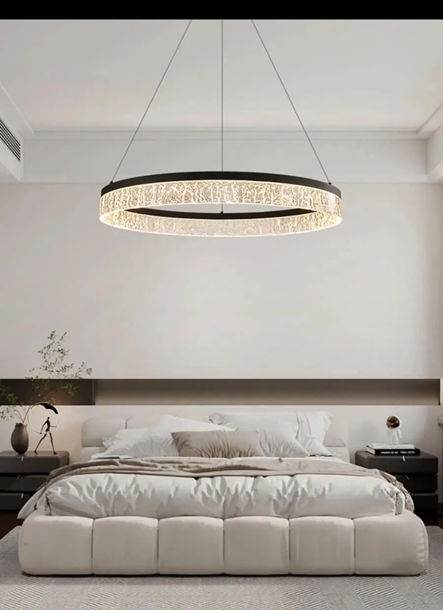Czarna-lampa-wisząca-Aurevia-Black-60-w-eleganckiej-sypialni.webp