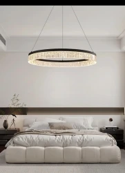Czarna-lampa-wisząca-Aurevia-Black-60-w-eleganckiej-sypialni.webp