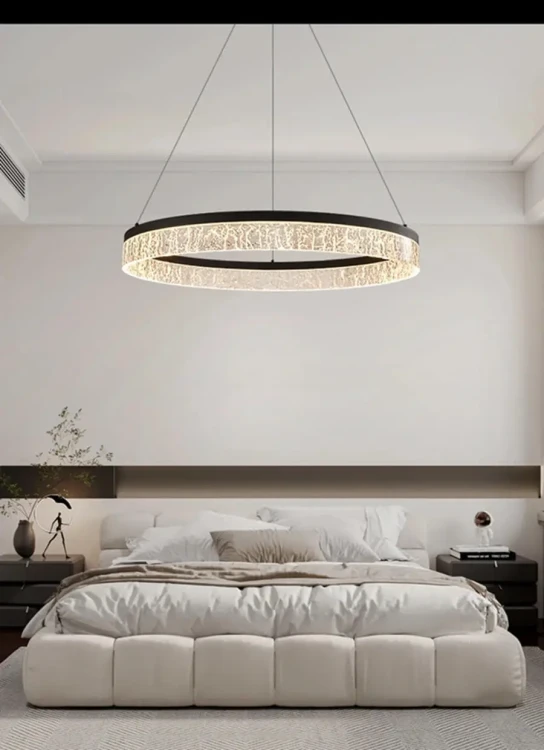 Czarna-lampa-wisząca-Aurevia-Black-60-w-eleganckiej-sypialni.webp