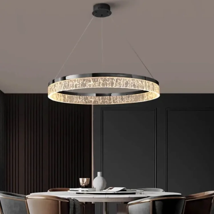 Designerska-lampa-glamour-Aurevia-Black-60-nad-stolik-w-salonie.webp
