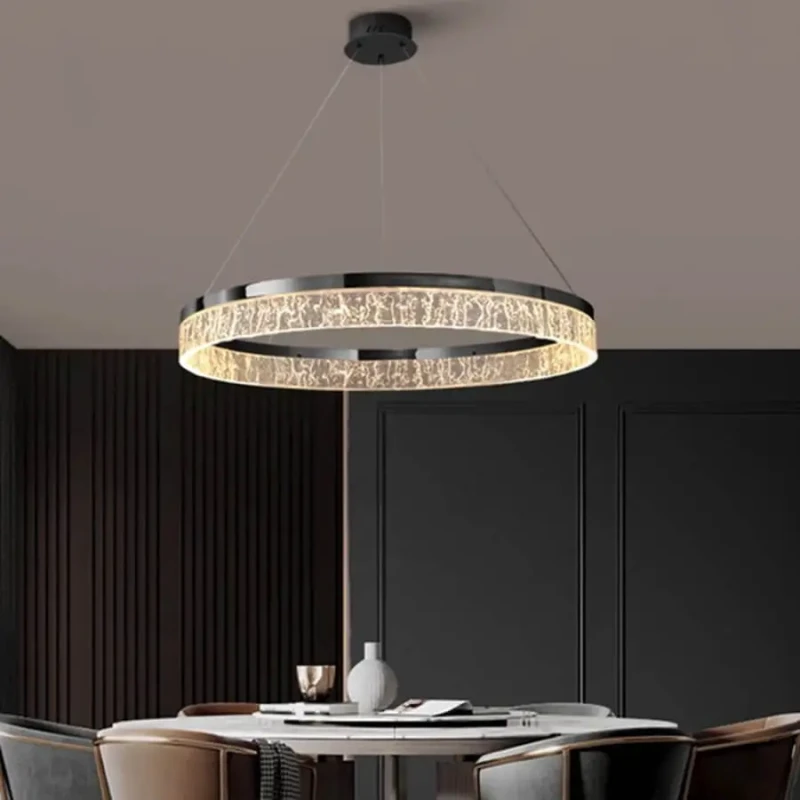 Designerska-lampa-glamour-Aurevia-Black-60-nad-stolik-w-salonie.webp