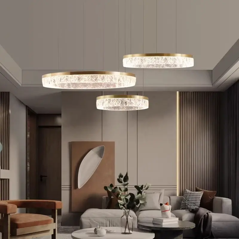 Żyrandol do salonu, aranżacja, Aurevia 60 Gold propozycja oswietlenia w dużym salonie.webp