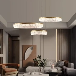 Żyrandol do salonu, aranżacja, Aurevia 60 Gold propozycja oswietlenia w dużym salonie.webp