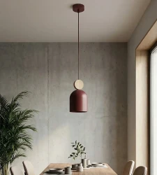 Pojedyncza-lampa-wisząca-Mesi-Burgund-z-drewnianym-detalem_-nowoczesne-oświetlenie-do-jadalni_-kuchn.webp