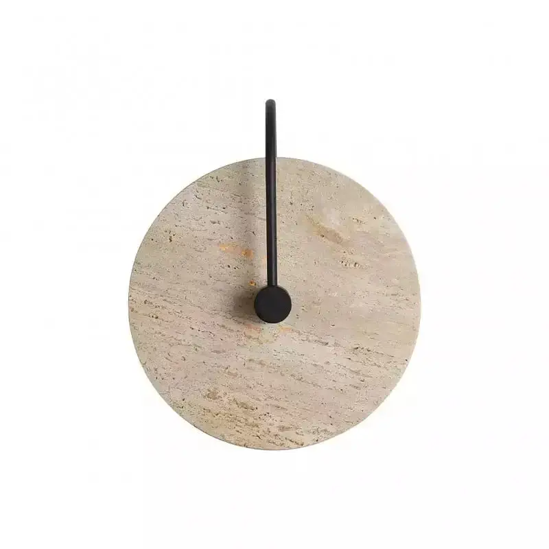 Kinkiet LED Natural 3 z naturalnego trawertynu i czarnego metalu.webp