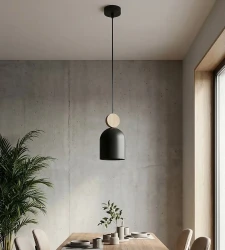Designerska czarna lampa wisząca Mesi 1 do salonu i nowoczesnego wnętrza.webp