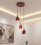 Designerska lampa wisząca Mesi 3 Burgund nad wyspę kuchenną w nowoczesnym wnętrzu..jpg
