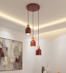 Designerska lampa wisząca Mesi 3 Burgund nad wyspę kuchenną w nowoczesnym wnętrzu..jpg