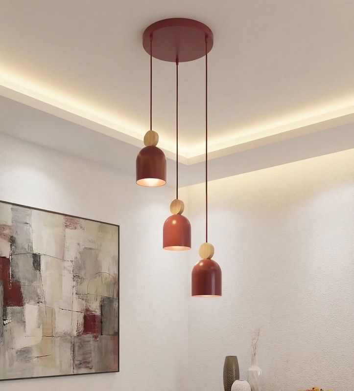 Designerska lampa wisząca Mesi 3 Burgund nad wyspę kuchenną w nowoczesnym wnętrzu..jpg