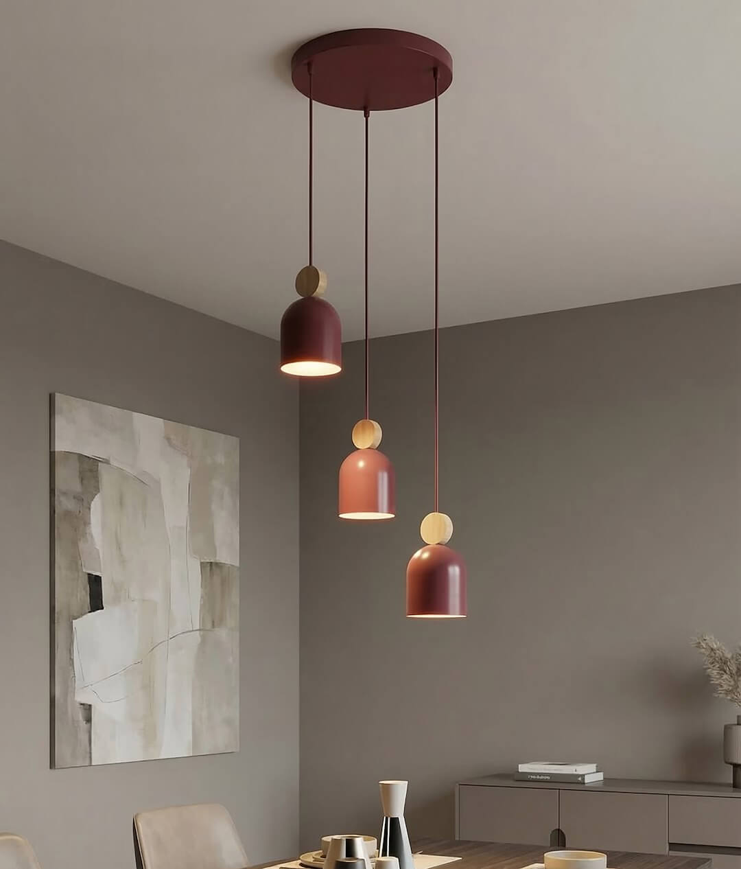 Bordowa lampa wisząca Mesi 3 z trzema kloszami do nowoczesnej jadalni i salonu..jpg