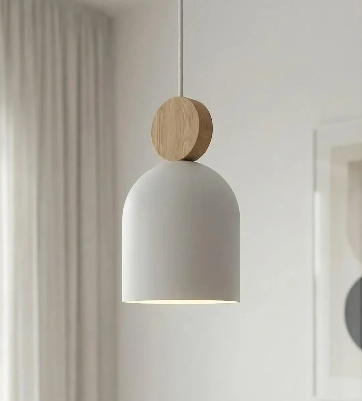 Mesi 1 White – biała lampa wisząca z drewnianym akcentem do sypialni w stylu modern organic.webp
