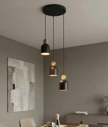 Mesi-3-Black-czarna-lampa-wisząca-3-punktowa-nad-stolik-kawowy.webp