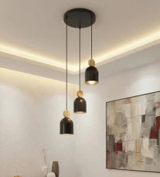 Czarna-lampa-wisząca-Mesi-3-Black-nad-stolik-kawowy-w-nowoczesnym-salonie.webp