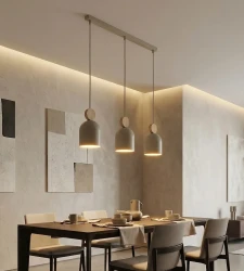 Mesi-3-Mocca-liniowa-lampa-wisząca-3-klosze-nad-stół-w-jadalni.webp