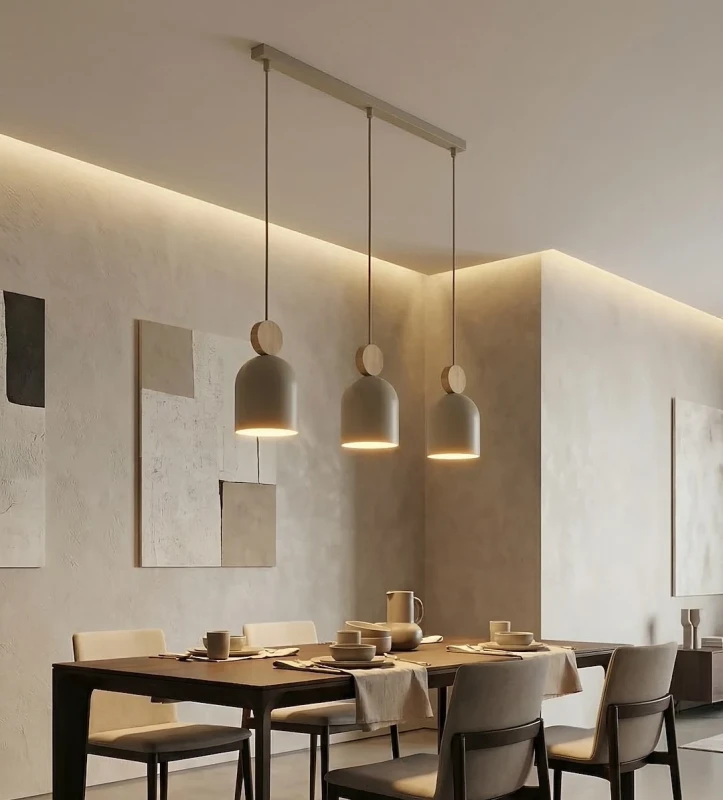 Mesi-3-Mocca-liniowa-lampa-wisząca-3-klosze-nad-stół-w-jadalni.webp