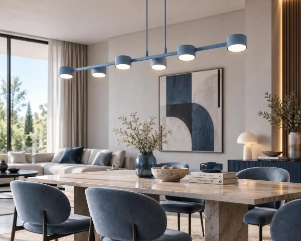 Megara-Dusty-Blue-6-podłużna-niebieska-lampa-wisząca-w-modernistycznym-salonie.webp