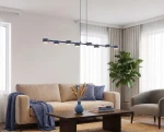 Megara Dusty Blue 8 – długa niebieska lampa wisząca nad dużym stołem w nowoczesnym salonie.webp