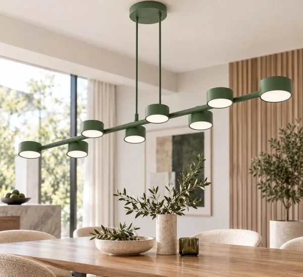 Megara-8-Olive-Green-–-długa-zielona-lampa-wisząca-w-nowoczesnej-aranżacji-wnętrza..webp