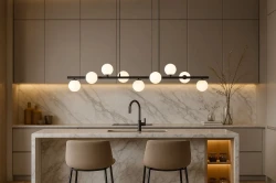 Ardi-Black-9-–-nowoczesna-lampa-wisząca-w-czarnym-kolorze-nad-wyspą-w-eleganckim-wnętrzu.webp