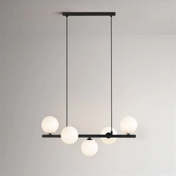 Ardi-Black-5-czarna-lampa-wisząca-z-pięcioma-białymi-kloszami.webp