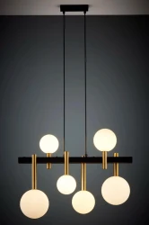 Lampa-wisząca-w-czarnym-kolorze-z-mosiądzowanymi-elementami_-mleczne-klosze_-Lunare-6.webp