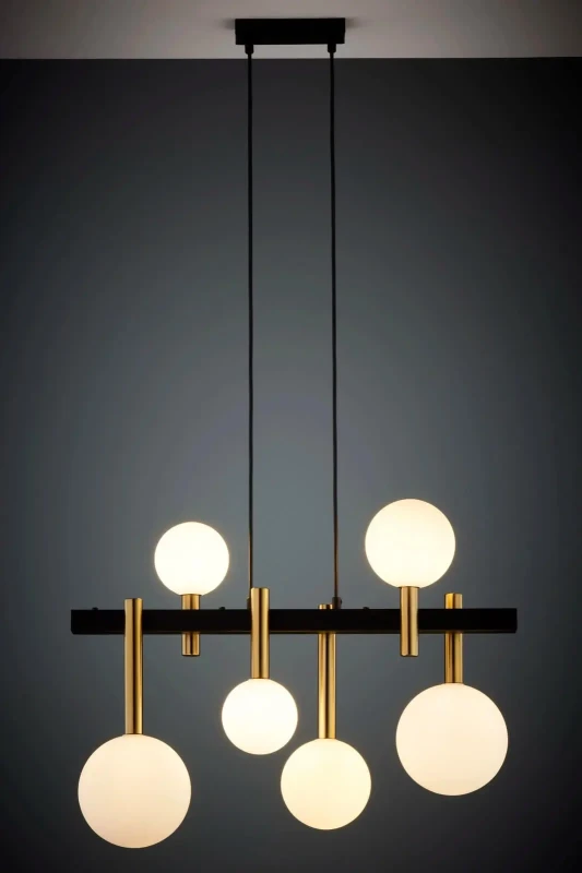 Lampa-wisząca-w-czarnym-kolorze-z-mosiądzowanymi-elementami_-mleczne-klosze_-Lunare-6.webp