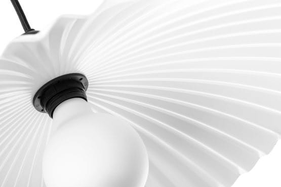 Ryflowana-industrialna-lampa-wiszaca-fala-szczegol