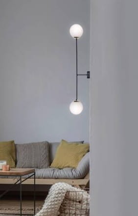 długi-odwojny-kinkiet-scienny-dwie-biale-kule-isla -aranzacja.jpg