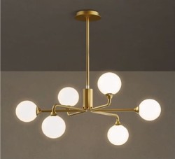 brog-lampa-sufitowa-do-salonu-mosiadz-biale-szklane-klosze-zapalone.jpg