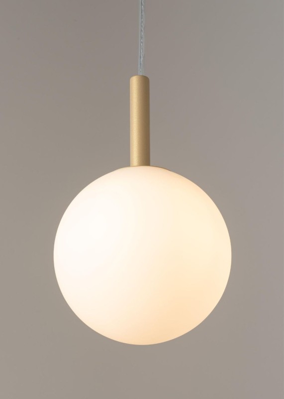 lampa-wiszaca-ojedyncza-mleczna-kula-Gama-1-zlota.jpg