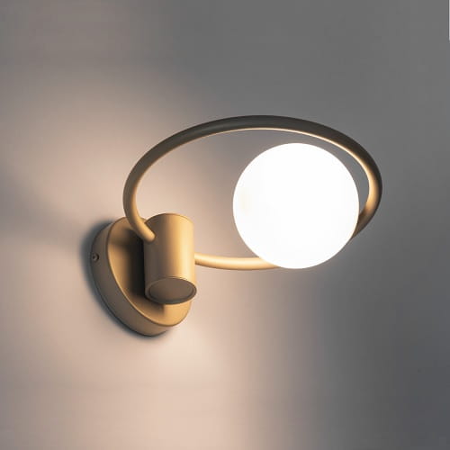 kinkiet nowoczesny pierścień i kula Aqua K  złoty aranżacja.jpg