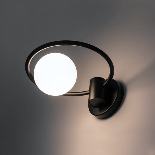 kinkiet nowoczesny pierścień i kula Aqua K czarny aranżacja.jpg