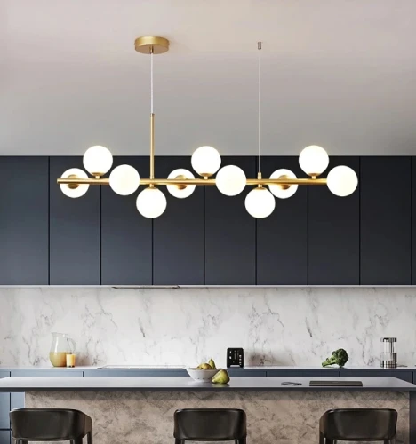 żyrandol-nad-stół-w-jadalni-long-Long -100-długa-liniowa-lampa-żyrandol-złoty-mleczne-klosze-oświetlenie-stołu-w-jadalni.webp