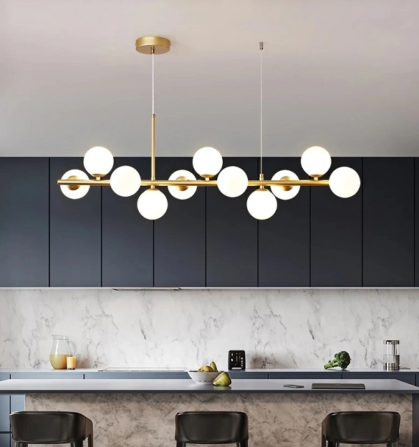 żyrandol-nad-stół-w-jadalni-long-Long -100-długa-liniowa-lampa-żyrandol-złoty-mleczne-klosze-oświetlenie-stołu-w-jadalni.webp