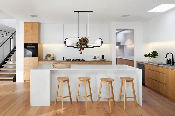 lampa wisząca czarna elipsa z kwietnikiem, mleczne klosze-Finestra kwietnik aranżacja