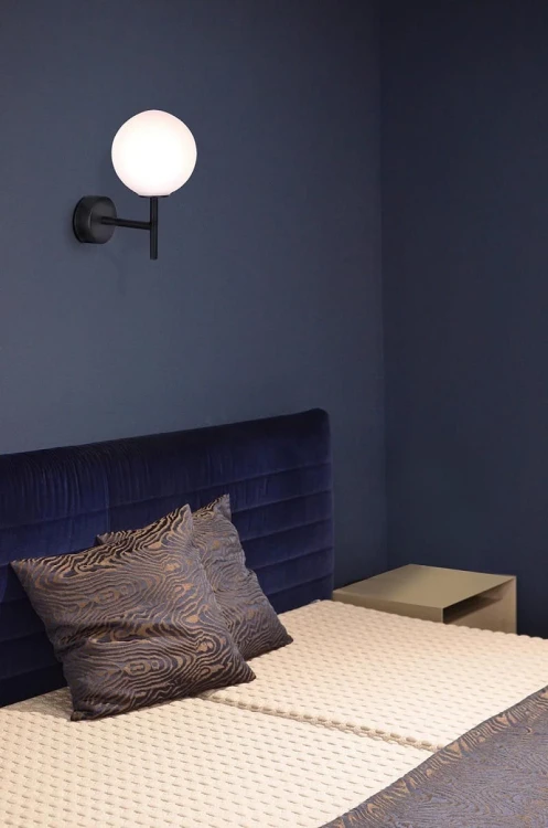 stylizacja oświetlenia w sypialni mleczna kula Faro kinkiet.jpg