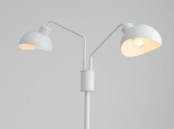 Lampa podłogowa stojąca, kolor biały, Roy Floor W zapalona.jpg