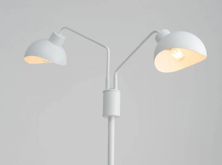 Lampa podłogowa stojąca, kolor biały, Roy Floor W zapalona.jpg