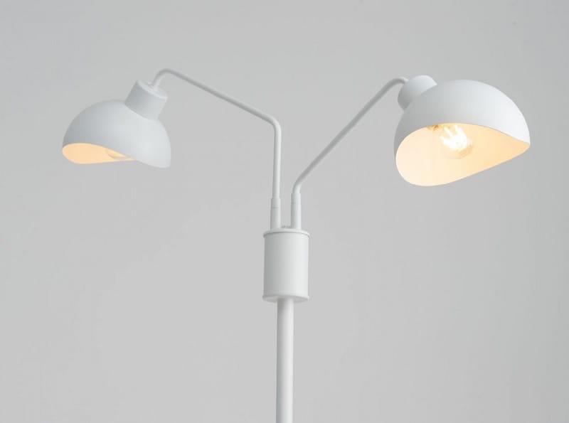 Lampa podłogowa stojąca, kolor biały, Roy Floor W zapalona.jpg