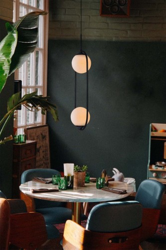 Lampa wisząca, pionowa elipsa, mleczne klosze - Parva 2 aranżacja.jpg