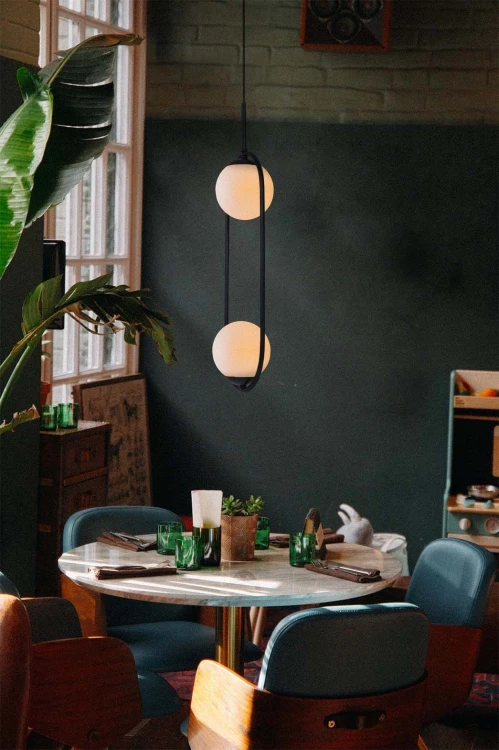 Lampa wisząca, pionowa elipsa, mleczne klosze - Parva 2 aranżacja.jpg