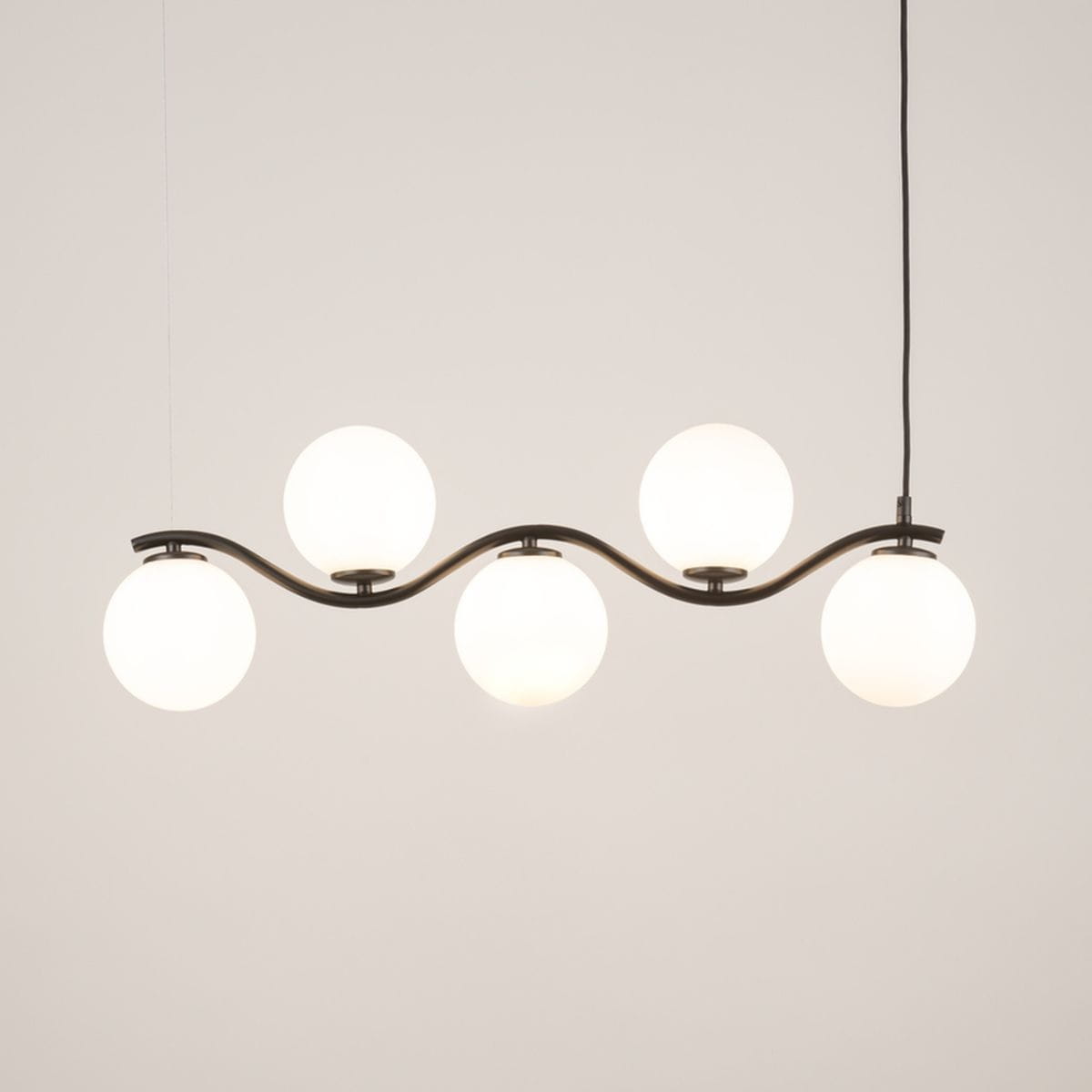 Lampa wisząca podłużna czarna, klosze białe - Vena Fala 5, 33677.jpg